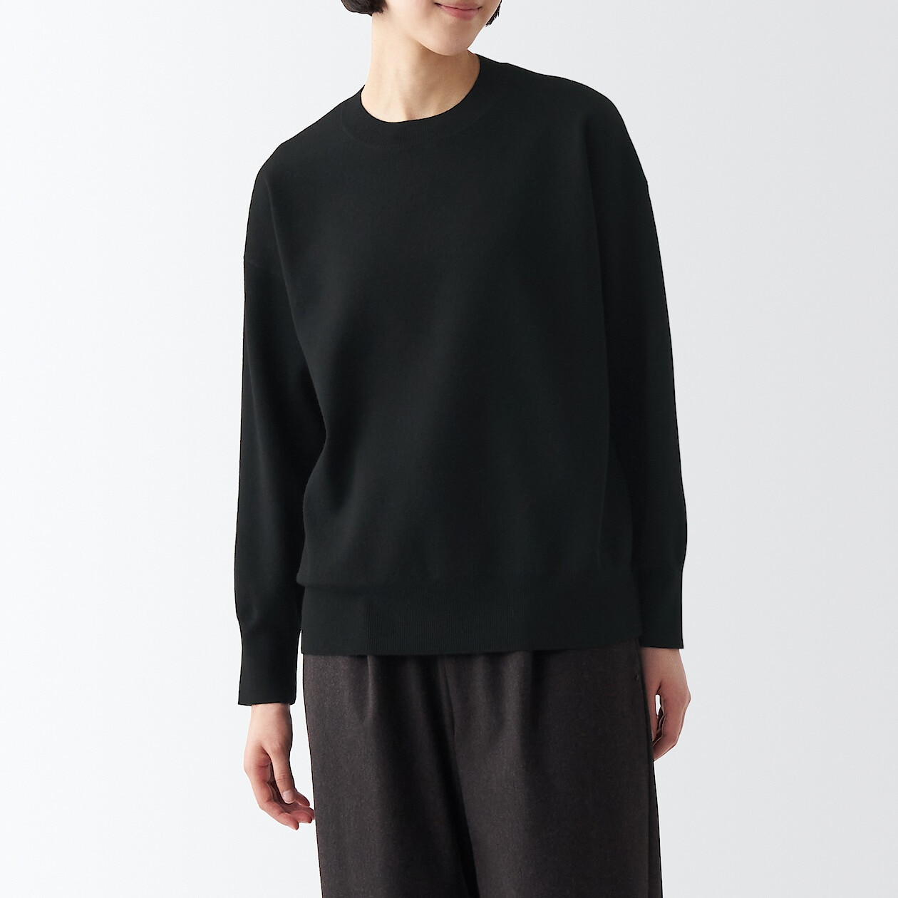 Sweter z dekoltem C czarny