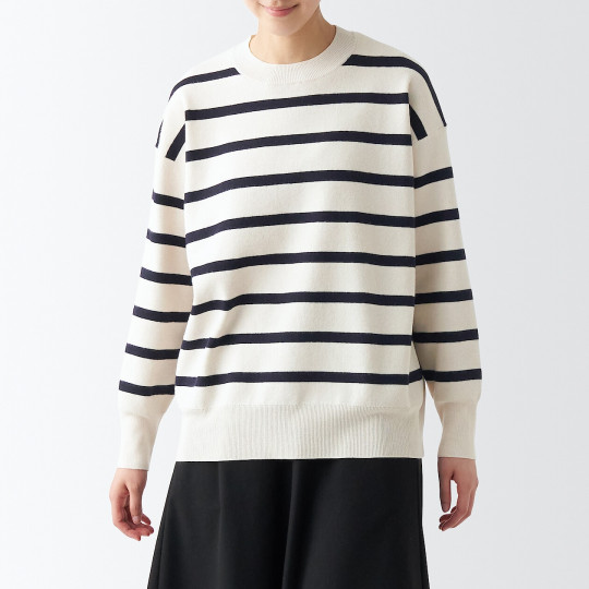 Sweter z dekoltem C kremowy w granatowe paski