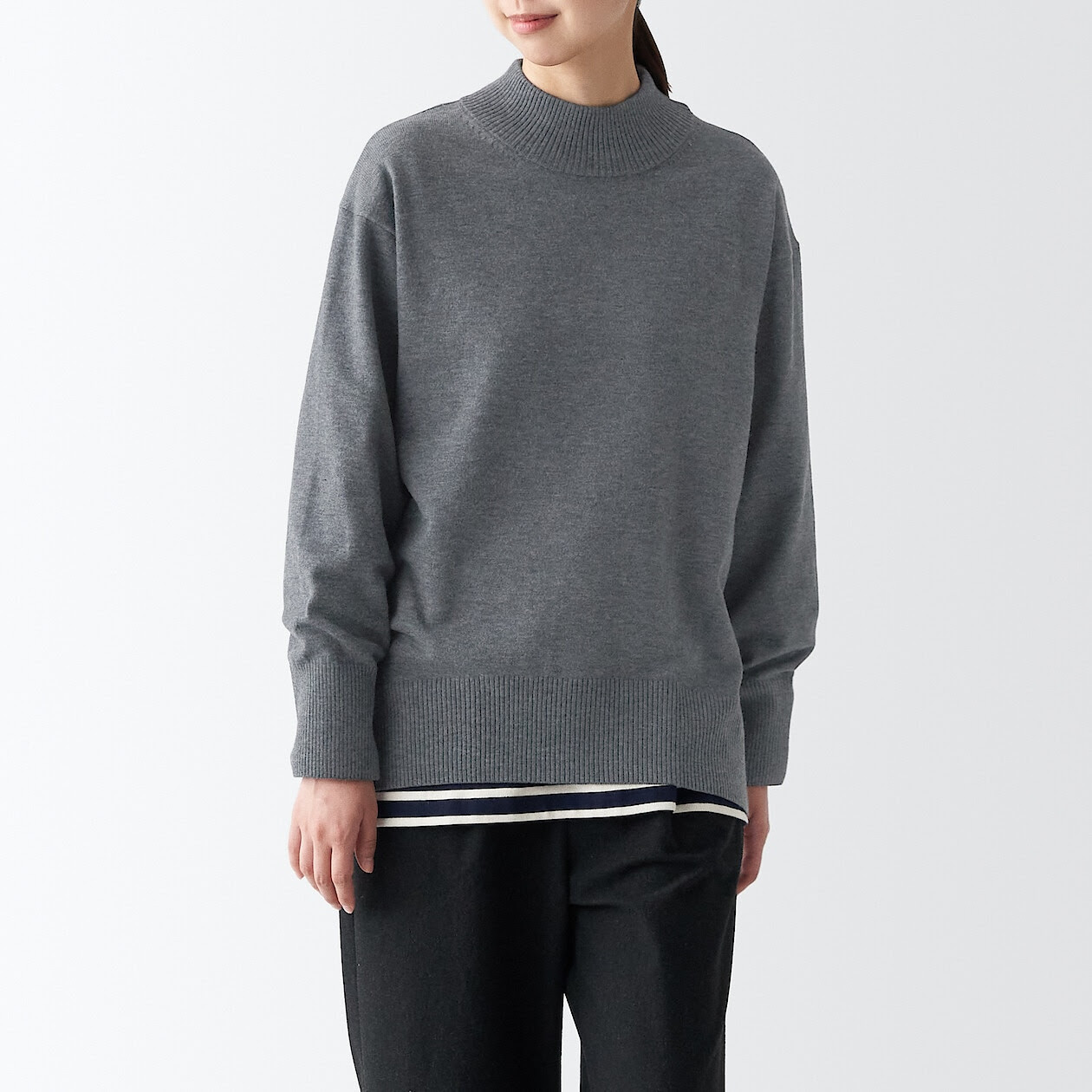 Sweter z wysokim kołnierzem ciemnoszary