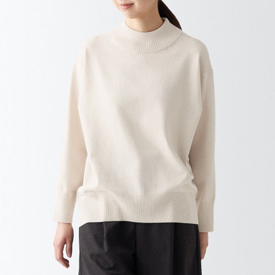 Sweter z wysokim kołnierzem biały